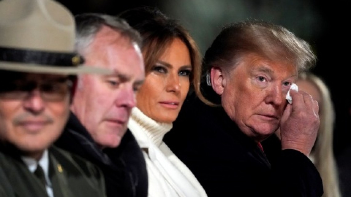 Melania Trump es captada llorando en encendido de árbol de Navidad