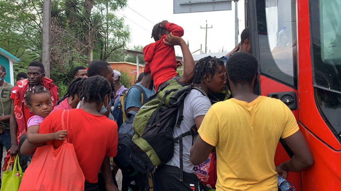 Haitianos son retenidos en la Victoria - Matamoros; denuncian racismo