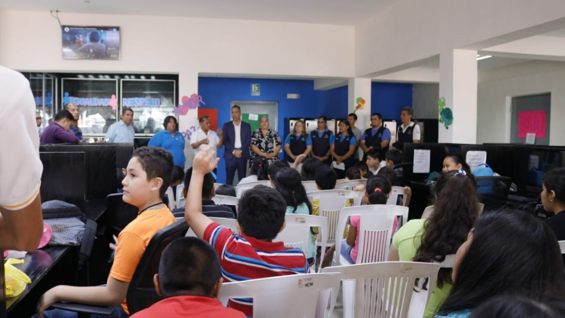 Visita Alcalde a estudiantes que vacacionan en biblioteca