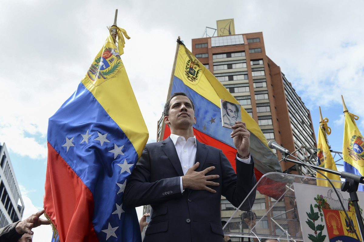 Juan Guaidó jura asumir como presidente encargado de Venezuela