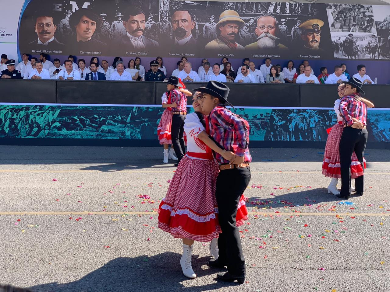 Con saldo blanco se desarrolla desfile del 20 de noviembre en Victoria