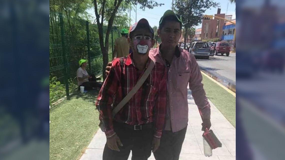Rescatan a 9 personas de camioneta en llamas