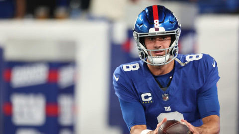  Daniel Jones firma con los Vikings