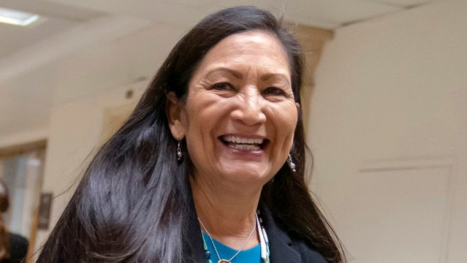 Deb Haaland es la primera nominada de origen indígena para el gabinete de Biden