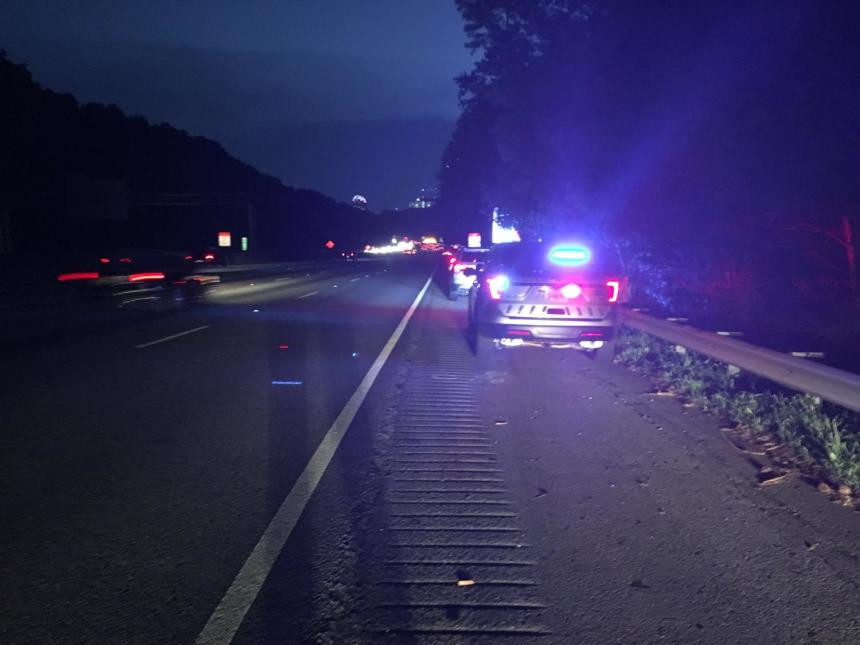 Piden en Georgia se regrese dinero que cayó de camión en carretera