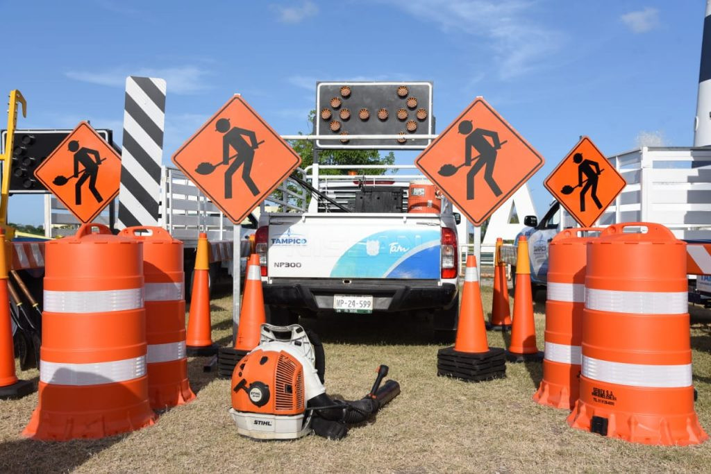 Entrega Alcalde maquinaria y equipo para labores de bacheo y mejoramiento vial