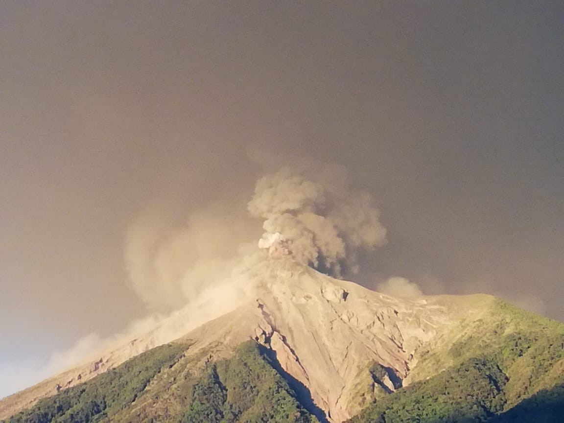 Erupción de volcán de fuego pone en alerta a Guatemala