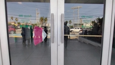 CFE cierra oficinas tras conflicto por falta de uniformes a trabajadoras