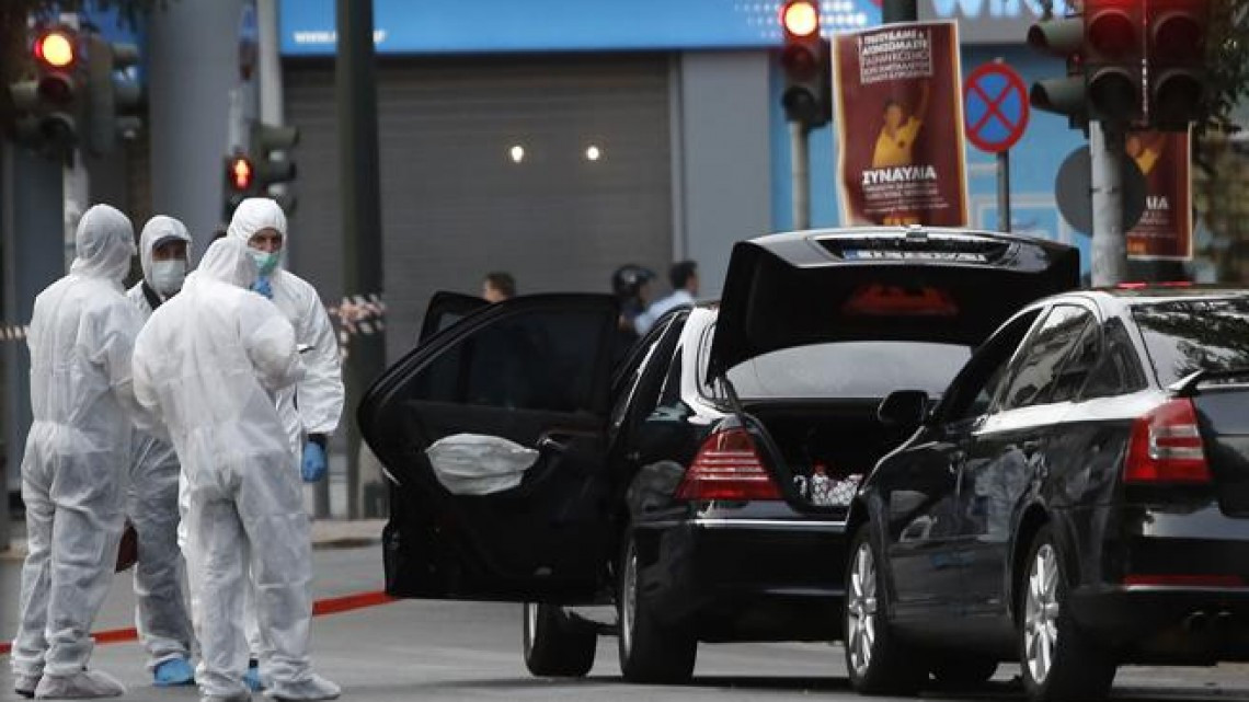 Explota carta bomba en auto de ex primer ministro de Grecia