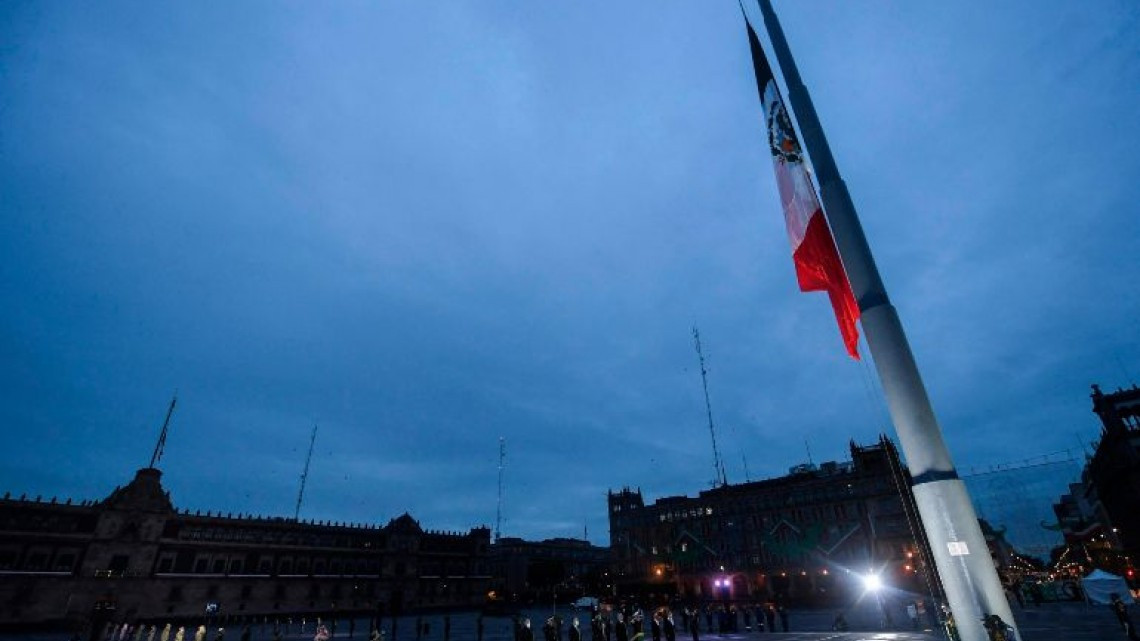 López Obrador iza bandera a media asta por víctimas de sismos