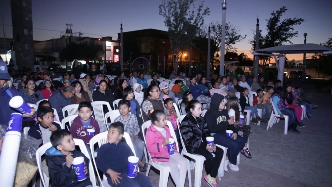 Fomentan convivencia con "Cine en tu Colonia"