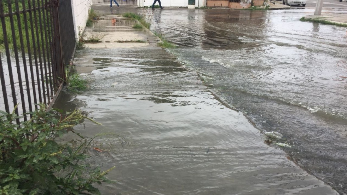 Fuga de aguas negras se convierte en río en la Manuel R. Díaz