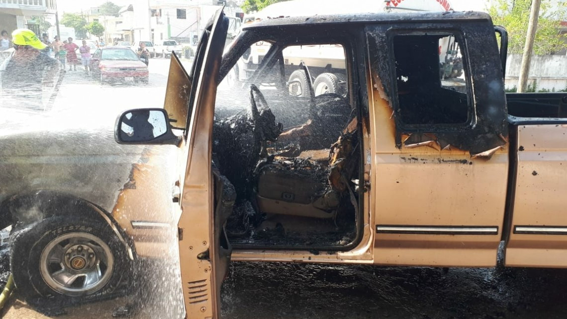 Se incendia camioneta por corto circuito