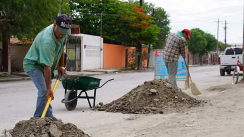 Realizan limpieza en calle 5 de mayo