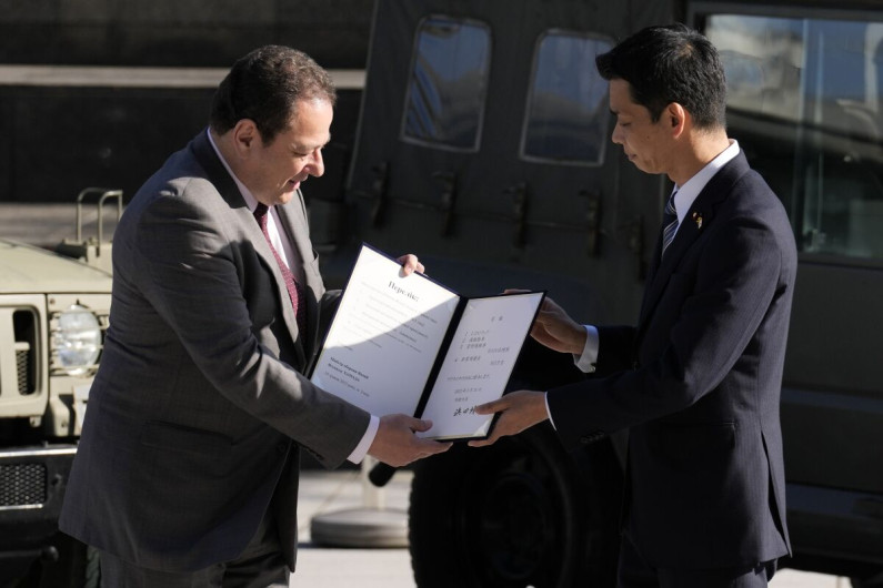Entregará Japón 100 vehículos militares a Ucrania