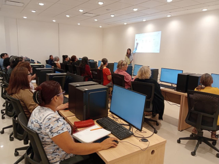 Mujeres de todas las edades concluyen curso de computación del Gobierno Municipal en la Infoteca Sor Juana
