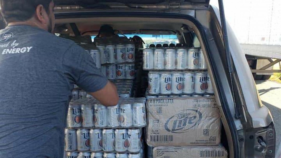 Pobladores roban cervezas de camión volcado en Nuevo Laredo