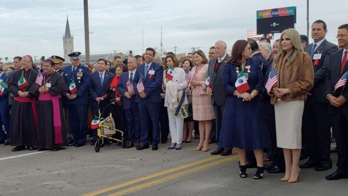 Abrazo de hermanad en el puente internacional Juárez-Lincoln