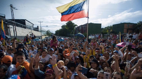 Parlamento venezolano pide ejercer mayor presión sobre Maduro