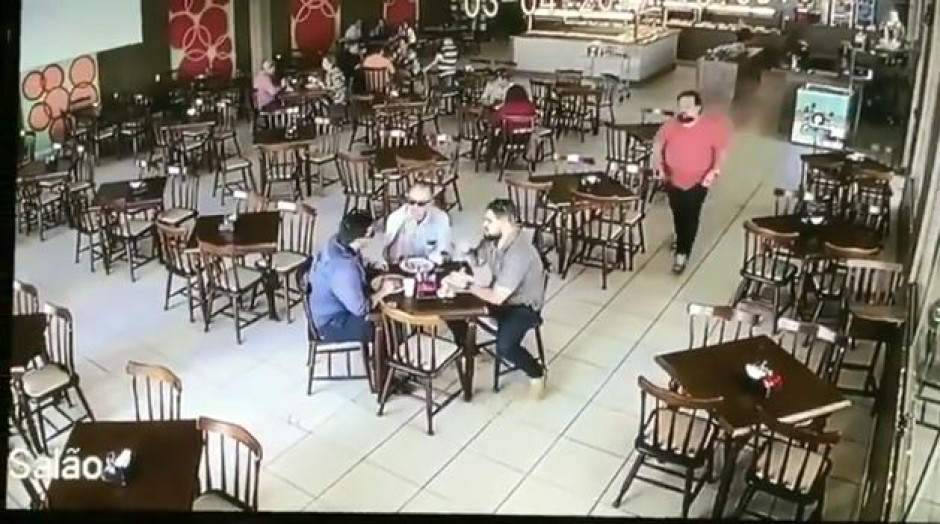 Sujeto falla al disparar a un hombre y termina brutalmente golpeado