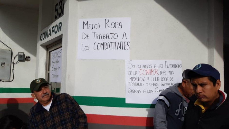 Se manifiestan empleados de CONAFOR por falta de equipo contra incendios