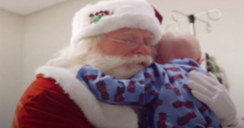 Niño con cáncer pide de último deseo conocer a Santa Claus y muere en sus brazos