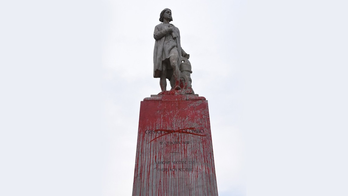 La estatua de Cristóbal Colón es vandalizada en Bolivia
