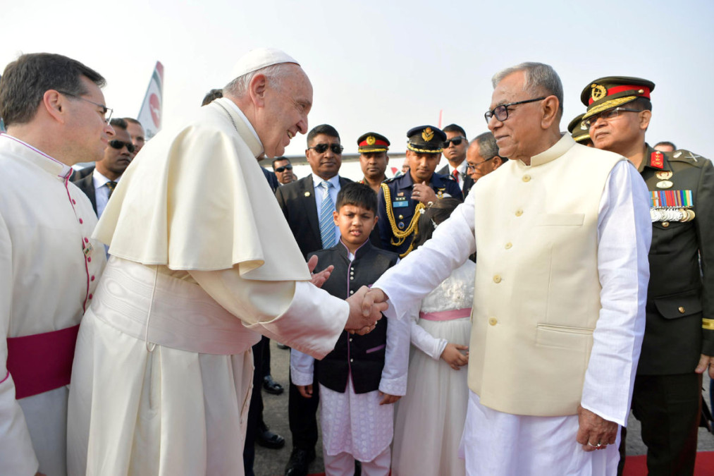 Papa Francisco llega a Bangladesh en medio de crisis rohingya