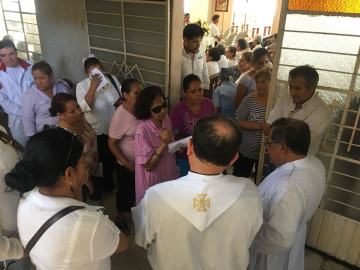 Católicos no dejan cremar a sacerdote y se manifiestan en su misa