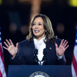 Kamala Harris se deslinda de Biden y sus dichos al llamar ‘basura’ a trumpistas