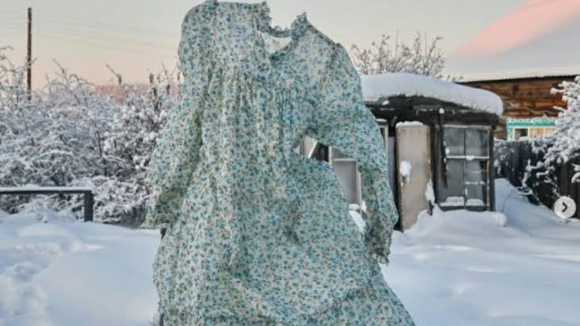 Mujer siberiana fotografía ropa congelada por el frío 