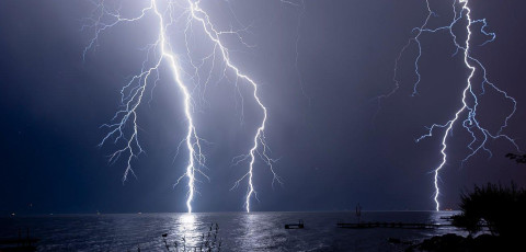 Rayo fulmina a dos marineros en el Caribe