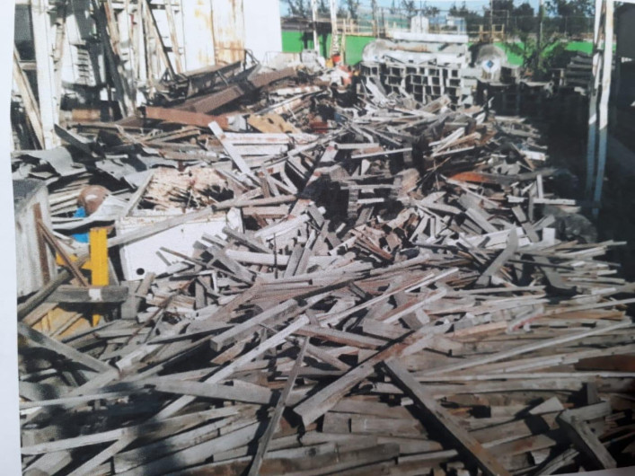 Denuncian peligroso acumulamiento de madera de desecho