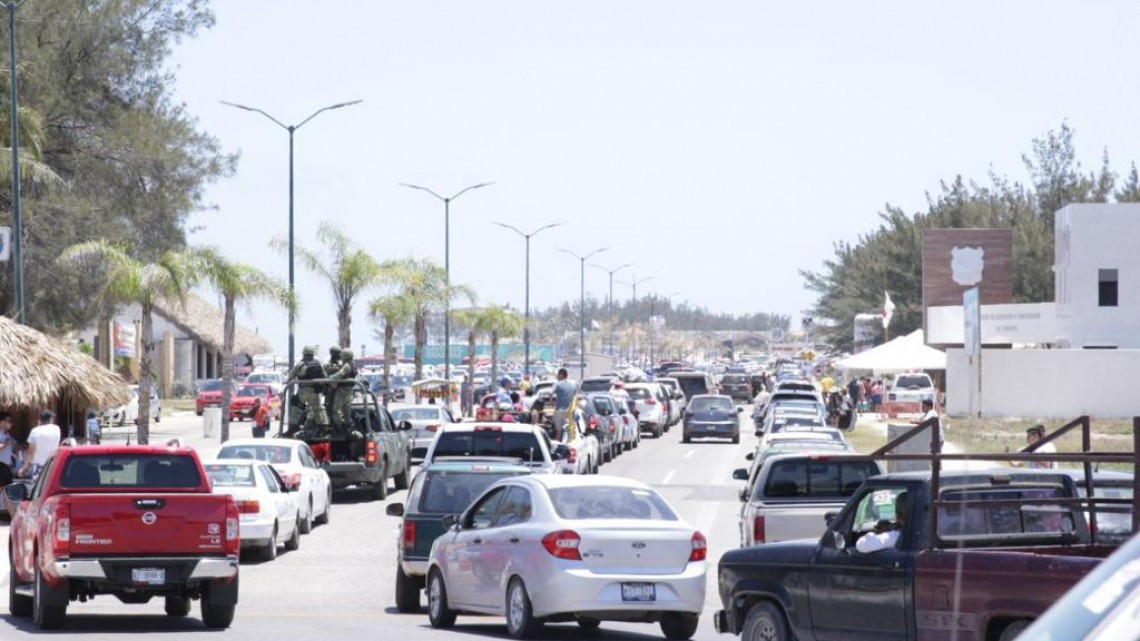 Vacacionistas abarrotan playa Miramar en Madero