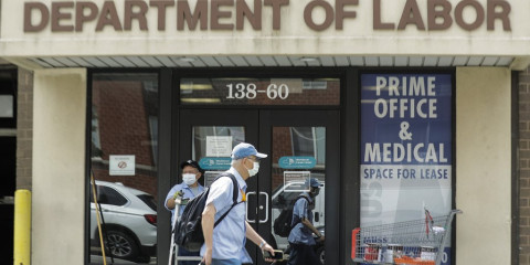 Caen peticiones de subsidio por desempleo con fuerza en Estados Unidos 