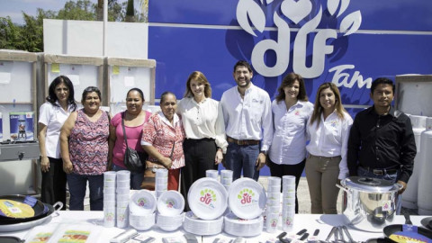 Entrega DIF Tam vales de equipo y mobiliario a desayunadores