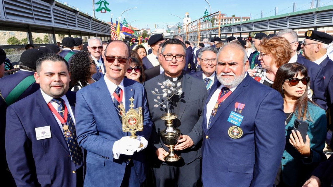 Une la Rosa de Plata a México, Canadá u Estados Unidos