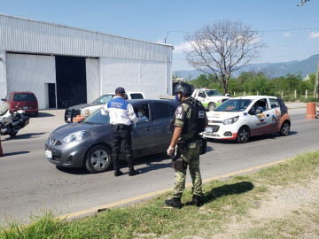 Multas superiores a los 800 pesos por no respetar doble no circula y circular después de las 10 pm