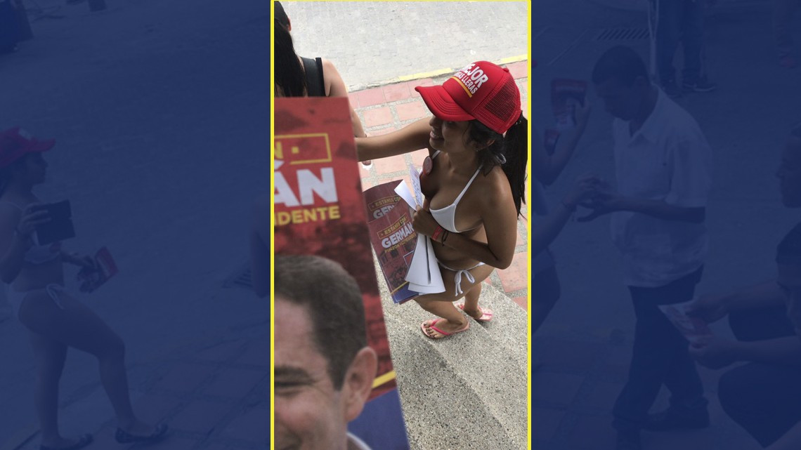 Mujeres en bikini reparten propaganda electoral en Colombia