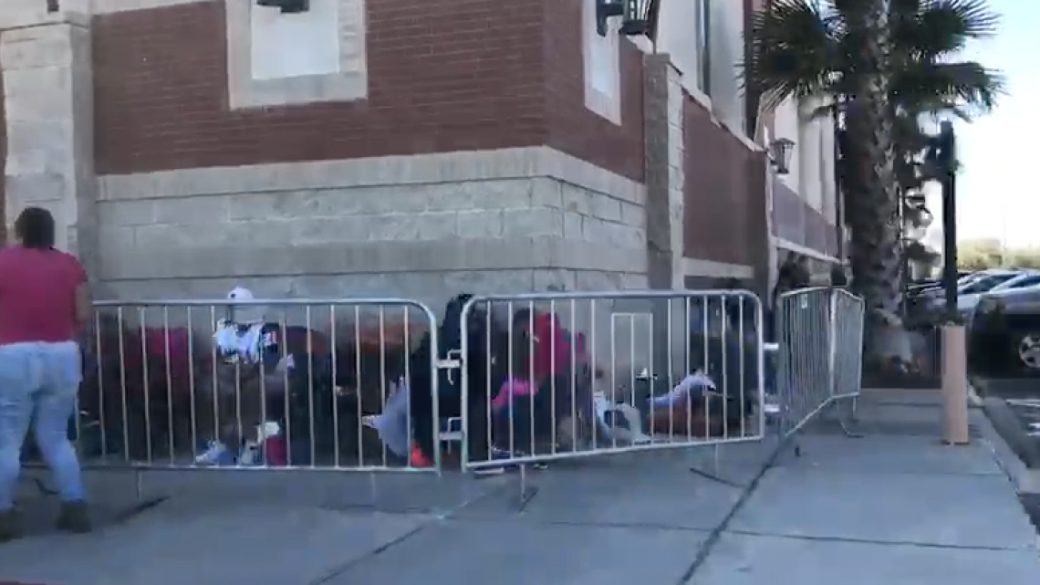 Largas filas en algunos comercios por Black Friday