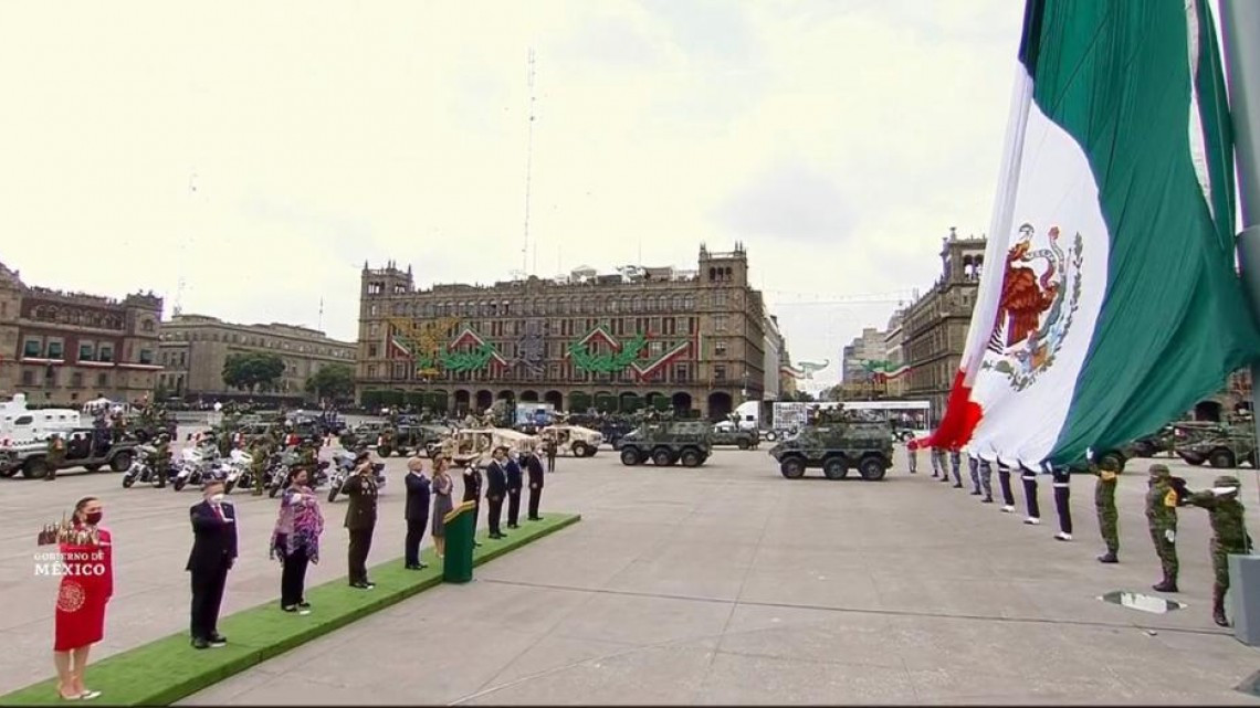 Encabeza López Obrador  desfile militar en el Zócalo capitalino
