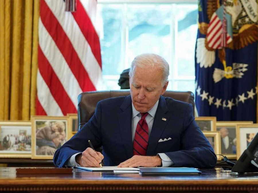 Biden firma orden ejecutiva para reincorporar el ‘Obamacare’