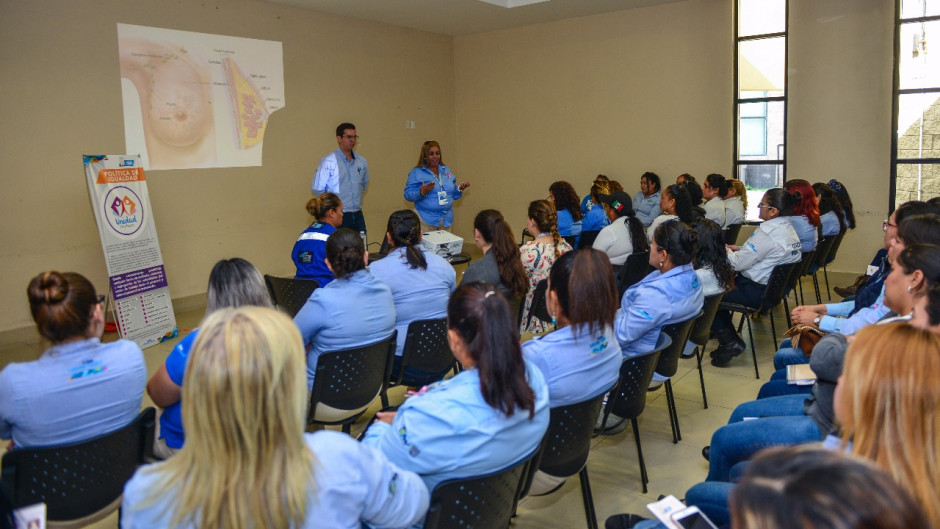 Concientizan a mujeres sobre la importancia del examen de mama 