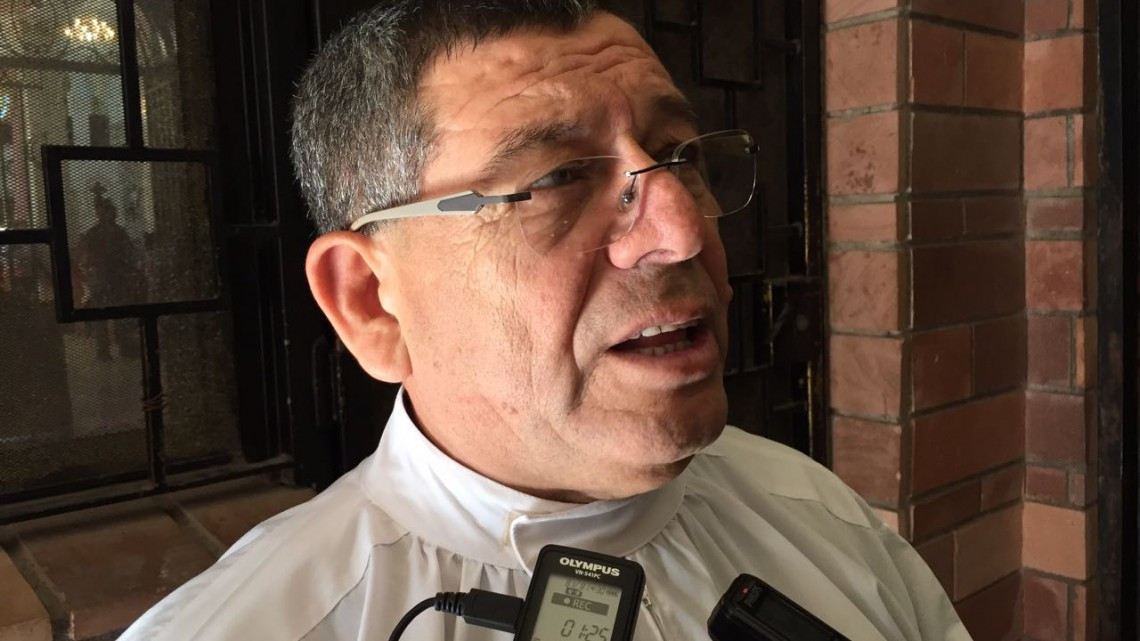 Miles de fieles católicos visitan a la virgen