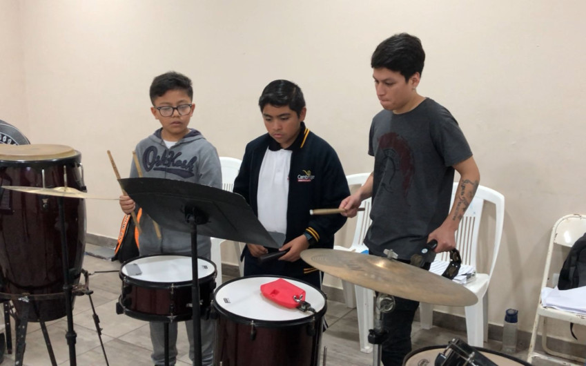 Invita IRCA a pertenecer a su taller de percusiones