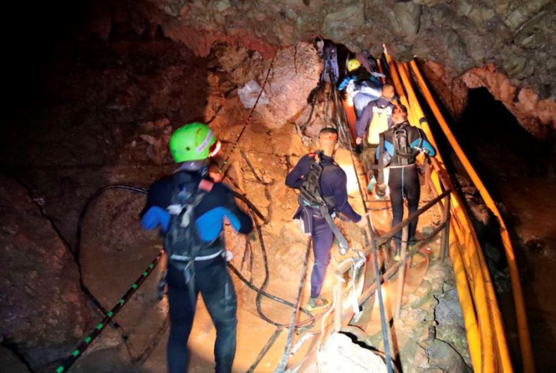 ¡Rescatan a los 12 niños y el entrenador atrapados en cueva de Tailandia!