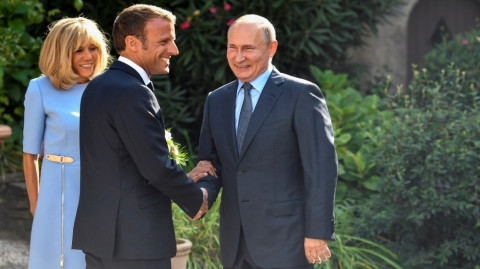 Emmanuel Macron y Vladimir Putin se reúnen en Francia