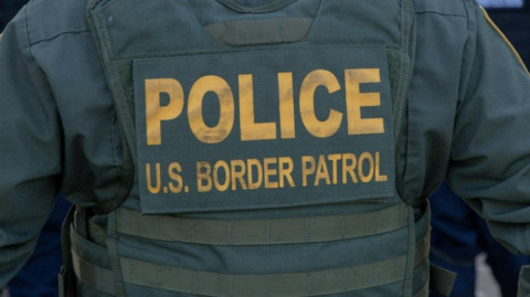 Migrante denuncia acoso de agente estadounidense