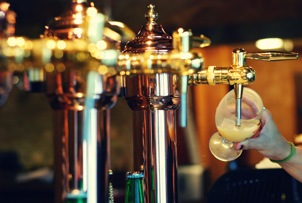 Solicitan bebedores para consumir alcohol durante 56 días 