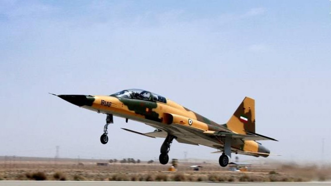 Irán presenta su primer avión de combate de fabricación nacional
